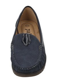 Mocassini in suede blu navy con punta rotonda, cuciture a contrasto e un piccolo pannello decorativo ricamato sul davanti. Suola in gomma. Taglia 37.