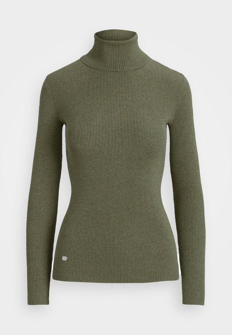 Pull col roulé vert olive à manches longues, côtelé, avec une coupe ajustée et une petite étiquette métallique ronde près de l'ourlet sur le devant à gauche.