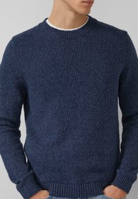 Granatowy dzianinowy sweter z okrągłym dekoltem typu crew, teksturowaną tkaniną, ściągaczami na mankietach i dole oraz luźnym krojem, odpowiedni do codziennego noszenia.