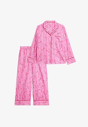 Lyserød stribet pyjamas-sæt med slikkepind og blå stjerne mønstre, der har en krave og knaplukning foran samt matchende bukser med elastisk talje.