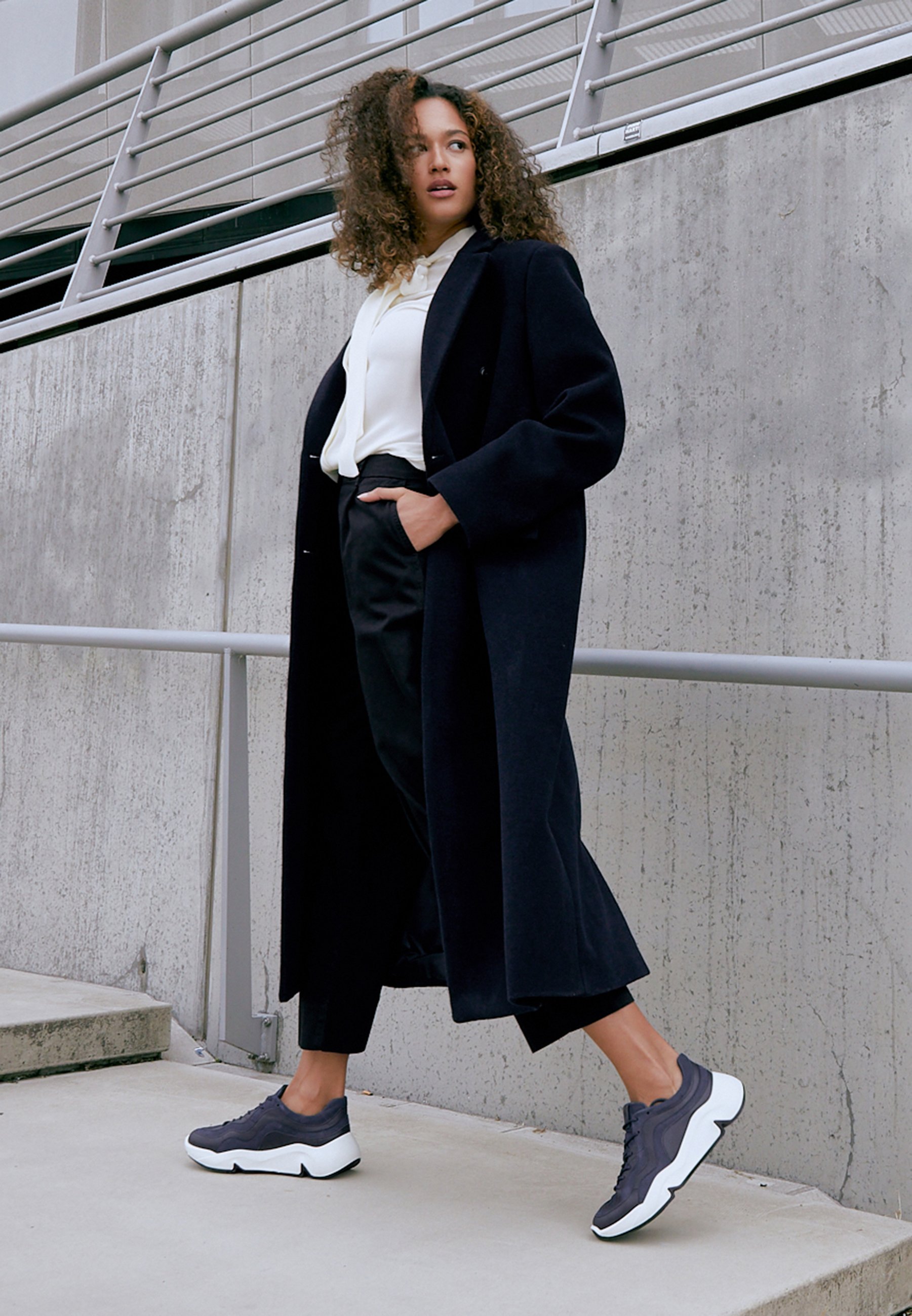 ecco contoured black