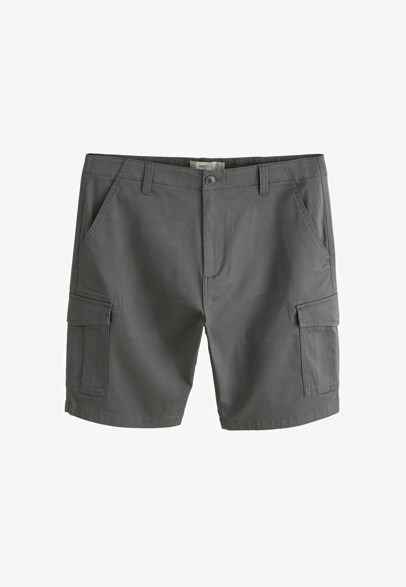 Shorts cargo gris foncé avec bouton et fermeture éclair à l'avant, passants pour ceinture, poches fendues à l'avant et deux poches cargo à rabat sur chaque jambe.