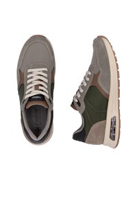 Baskets grises et olive avec des matériaux en daim et en maille. Elles présentent des lacets blancs, des accents bruns et une unité d'air visible dans la semelle.