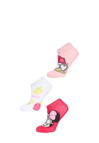 Tres pares de calcetines tobilleros: blancos con gráficos de frutas coloridas, rosa claro con un personaje de dibujos animados y rojos con un diseño de personaje.