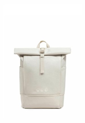 Zaino beige chiaro con chiusura a rotolo, cinturino anteriore con fibbia, tasche laterali e tre piccole icone ecologiche vicino al centro inferiore.