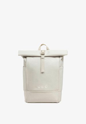 Hellbeiger Rolltop-Rucksack mit vorderem Schnallenriemen, Seitentaschen und drei kleinen umweltfreundlichen Symbolen nahe der unteren Mitte.