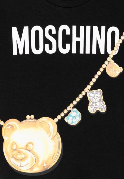 Juodas marškinėliai su ryškiu baltu "MOSCHINO" užrašu ir auksiniu lokio pakabuku, aplink kurį yra mažesni lokiukų pakabukai įvairių spalvų ir dizaino.
