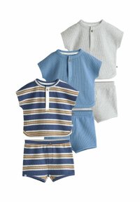 Set av fyra barnkläder i ljusgrått, blått och marinblått med ränder, som har korta ärmar, knappstängningar och mjukt texturerad tyg.