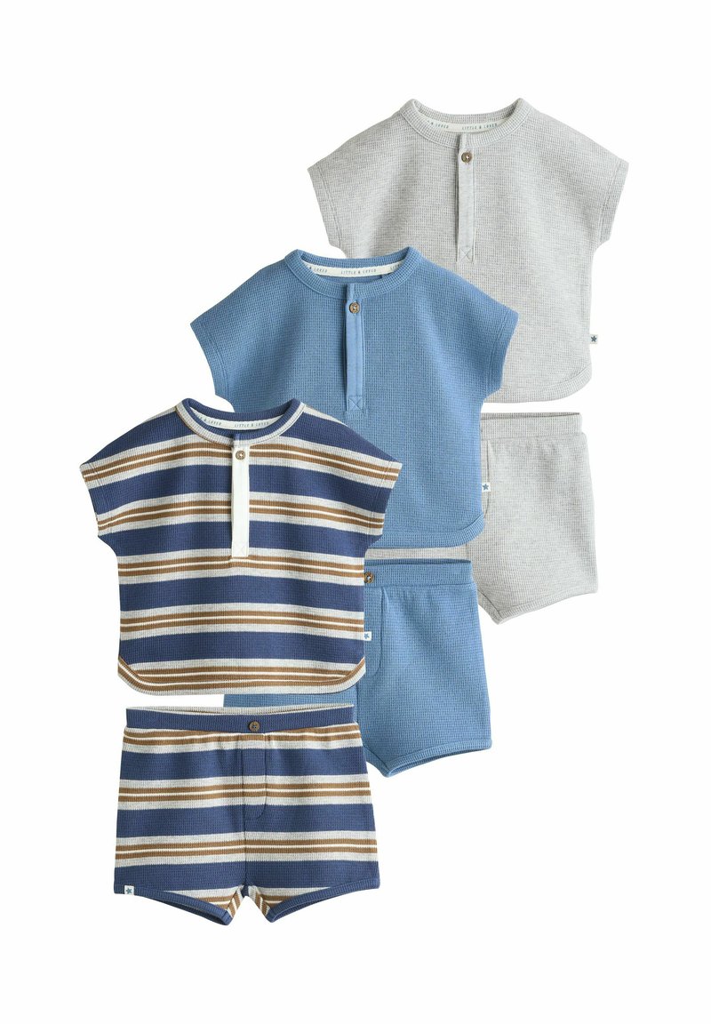 Conjunto de cuatro atuendos para niños en gris claro, azul y marino con rayas, que presentan mangas cortas, cierres de botones y un tejido suave al tacto.