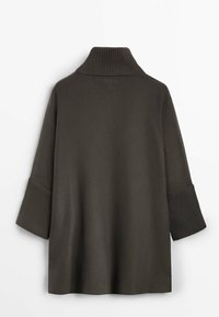 Ciemnozielony, oversize sweter z wysokim ściągaczem oraz szerokimi ściągaczami rękawów. Gładka tekstura, luźny krój i brak widocznych zapięć.