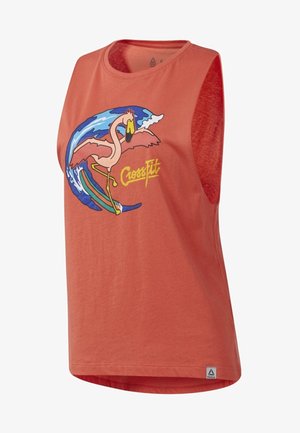 Bezramenný sportovní top v korálové barvě s grafikou plameňáka jedoucího na vlně. Vyrobeno z lehkého materiálu s volným střihem.