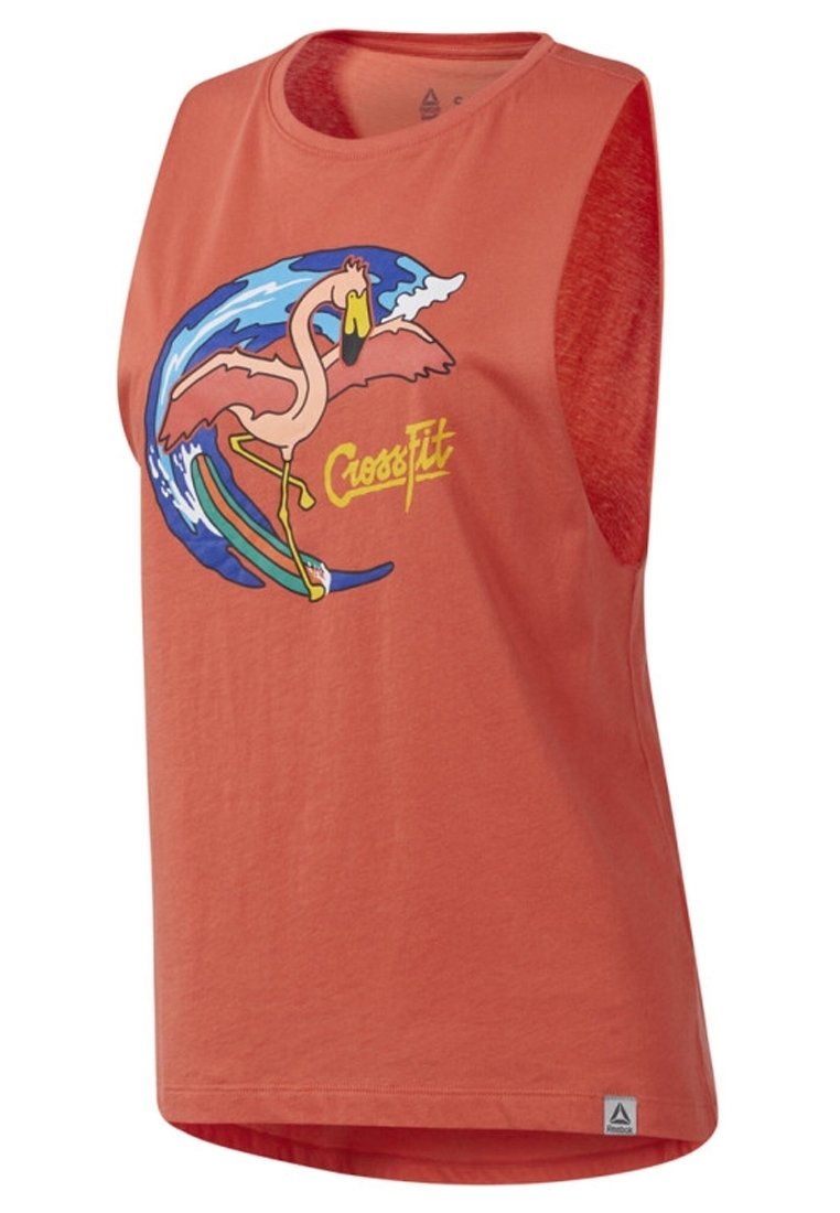 Ärmlös sporttopp i korallfärg med en flamingo grafik som rider på en våg. Tillverkad av lättviktigt tyg med en avslappnad passform.