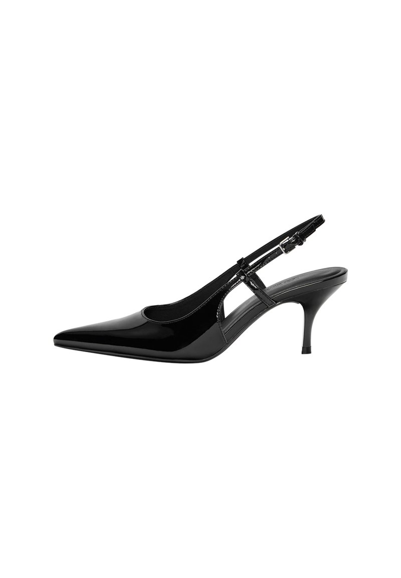 Escarpin en vernis noir avec bout pointu, découpes latérales ouvertes, talon fin et bride réglable à la cheville.