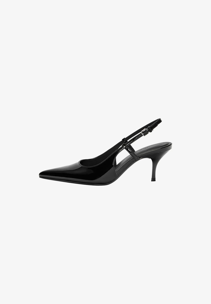 Escarpin en vernis noir avec bout pointu, découpes latérales ouvertes, talon fin et bride réglable à la cheville.