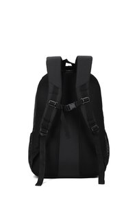 Zaino nero con spallacci in rete imbottiti, chiusura a fibbia e tasche laterali in rete. Presenta una forma elegante e arrotondata e un tessuto resistente.