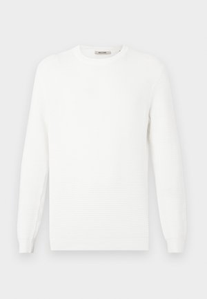 Biały sweter dzianinowy z okrągłym dekoltem i ściągaczami. Tekstura jest subtelnie wzorzona poziomymi paskami.