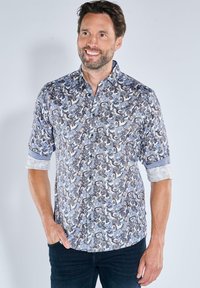 Herren Hemd mit Knöpfen, das ein blau-weißes Paisleymuster aufweist, kurze umgeschlagene Ärmel und einen klassischen Kragen hat. Hergestellt aus leichtem Stoff.