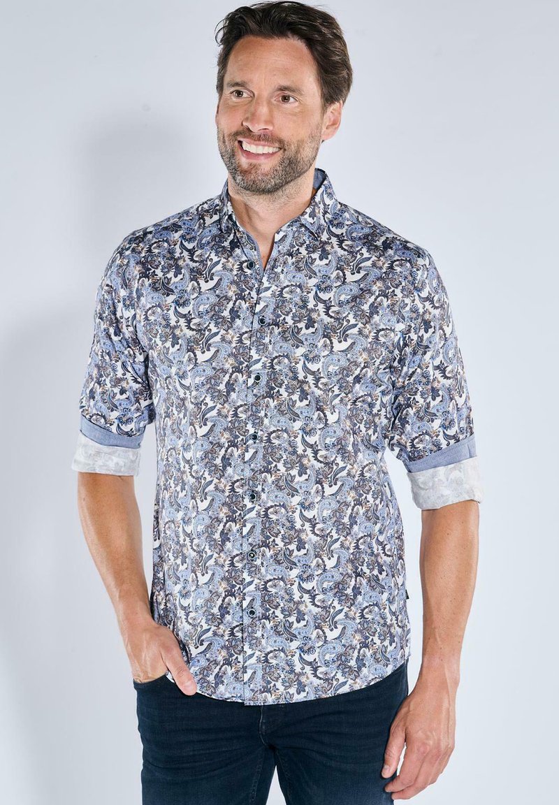 Herren Hemd mit Knöpfen, das ein blau-weißes Paisleymuster aufweist, kurze umgeschlagene Ärmel und einen klassischen Kragen hat. Hergestellt aus leichtem Stoff.