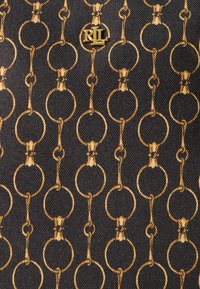 Tecido escuro com um padrão repetido de anéis dourados interligados e um pequeno alfinete dourado com o logótipo RL perto do centro.