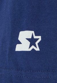 Kék textil, amelyen egy fehér logó látható, stilizált "S" betűvel és csillag dizájnnal. Az anyag simának tűnik, finom kötéstextúrával.