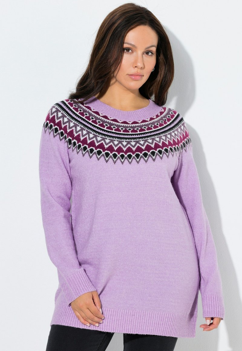 Helle lila Pullover mit rundem Halsausschnitt, langen Ärmeln und einem gemusterten Einsatz in Schwarz, Weiß und Dunkelrot. Weiche Textur, lockere Passform.