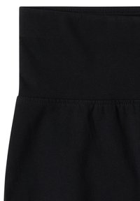 Partie de jupe noire taille haute avec ceinture élastique et tissu subtilement froncé sous la couture, texture lisse.