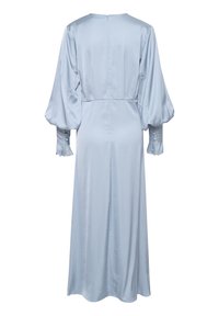 Rochie lungă de satin, de culoare bleu deschis, cu talie ajustată, mâneci lungi puff, și detalii cu nasturi la manșete. Prezintă un fermoar discret la spate.