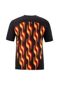 Zwart T-shirt met korte mouwen, voorzien van een kleurrijk abstract vlammenpatroon in rood, oranje en geel op de achterkant. Glad stoftextuur.