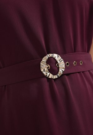 Friends Like These, PLUS SIZE FIT - SHORT SLEEVE BELTED WORKWEAR MIDI DRESS - Freizeitkleid - berry red
