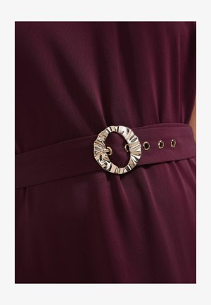 Friends Like These, PLUS SIZE FIT - SHORT SLEEVE BELTED WORKWEAR MIDI DRESS - Hverdagskjole - berry red