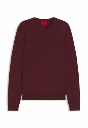Bordeaux sweater met ronde hals en lange mouwen, voorzien van geribde manchetten en onderrand, met een rode binnenkraag-label met "HUGO" branding.