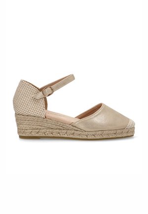 Cuña de esparto color beige con punta de cuero liso y talón de tela a cuadros. Presenta una tira de tipo slingback y suela de cuerda trenzada.