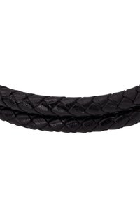 Schwarzes geflochtenes Lederarmband mit einer strukturierten Oberfläche, die mit gewebten Mustern verziert ist, glatten Kanten und einer abgerundeten Form.