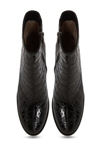 Bottes noires à chevilles avec un motif en croco brillant, présentant une texture lisse et des fermetures éclair latérales pour un enfilage facile.