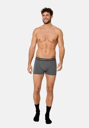 Szare bokserki wykonane z miękkiego materiału z czarną gumką w pasie, charakteryzujące się dopasowaniem, gładką teksturą oraz krótkim krojem nogawek.