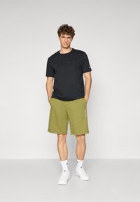Champion ICONS TONAL CREWNECK WITH LARGE LOGO - T-Shirt print - black