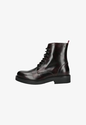 Bottine en cuir bordeaux foncé avec lacets noirs, bout rond, texture lisse, couture minimale et semelle en caoutchouc plate.