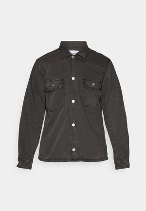 Juodas džinsinis švarkas su ilgomis rankovėmis, mygtukais priekyje, dviem krūtinės kišenėmis su atvartais ir klasikinis apykaklės dizainas. Lygi tekstūra su nudilusiomis detalėmis.