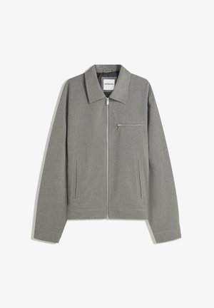 Grijze zip-up jas met een puntige kraag, twee zijzakken en een borstzak met een rits; gemaakt van een structuurstof.