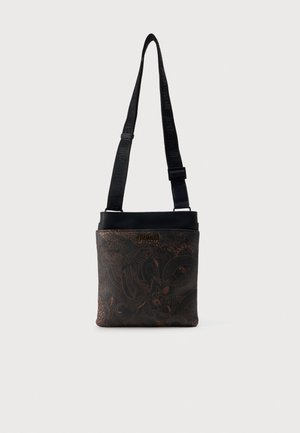 Sac à bandoulière noir avec une longue bandoulière réglable et un corps sombre à motifs floraux, présenté sur un fond clair uni.