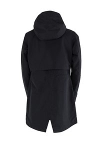 Abrigo negro impermeable con capucha, de diseño de longitud media, con abertura trasera y una textura suave. Estilo minimalista sin hardware visible.