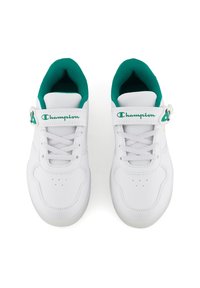 Weiße Sportschuhe mit einem glatten Lederoberteil, türkisfarbenem Innenfutter und einem Klettverschluss mit dem "Champion"-Logo. Runde Zehenform.
