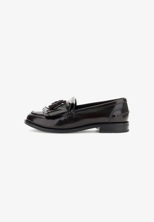Mocasines de charol negro con punta redonda, borlas decorativas de cuero y un bajo tacón bloque. Textura suave con un brillo sutil.