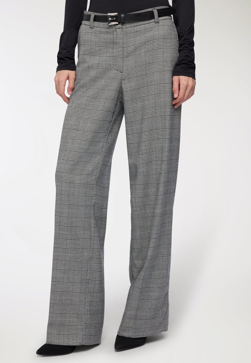 Szare spodnie w kratę o szerokich nogawkach i wysokim stanie, z czarnym paskiem, gładką fakturą oraz luźnym krojem dla komfortu.