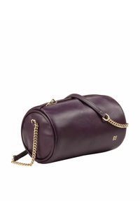 Bolso cilíndrico de cuero morado con una correa de cadena dorada, que presenta un cierre de cremallera y un detalle con el logo en relieve en el lateral.