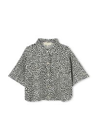 Korte mouwen, colshirt in het wit met een zwart stippenpatroon. Heeft een knoopsluiting aan de voorkant en twee borstzakken. Gemaakt van lichtgewicht stof.