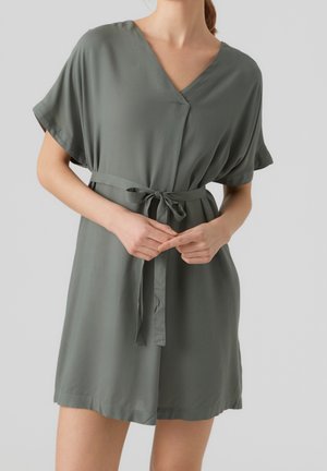 Grünes Kurzarmkleid mit V-Ausschnitt, gebundenem Taillenbereich und glattem, weichem Stoff. Verfügt über eine lockere Passform und einen knielangen Saum.