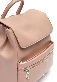 Šviesiai rožinė odinė kuprinė su sklende, priekinė užtrauktuku kišenė ir lygi tekstūra. Pabrėžia sidabro detalės ir minimalistiškas dizainas.