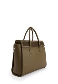 Borsa strutturata di colore verde oliva realizzata in pelle texturizzata. Presenta doppi manici, un accento in suede marrone nella parte superiore e dettagli di cucitura bianca.