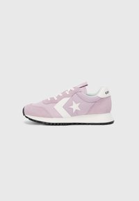 Világos lila velúr sneaker fehér csillag és csíkozás dizájnnal, fehér nyelvvel és sarkal, valamint fekete gumi talppal.